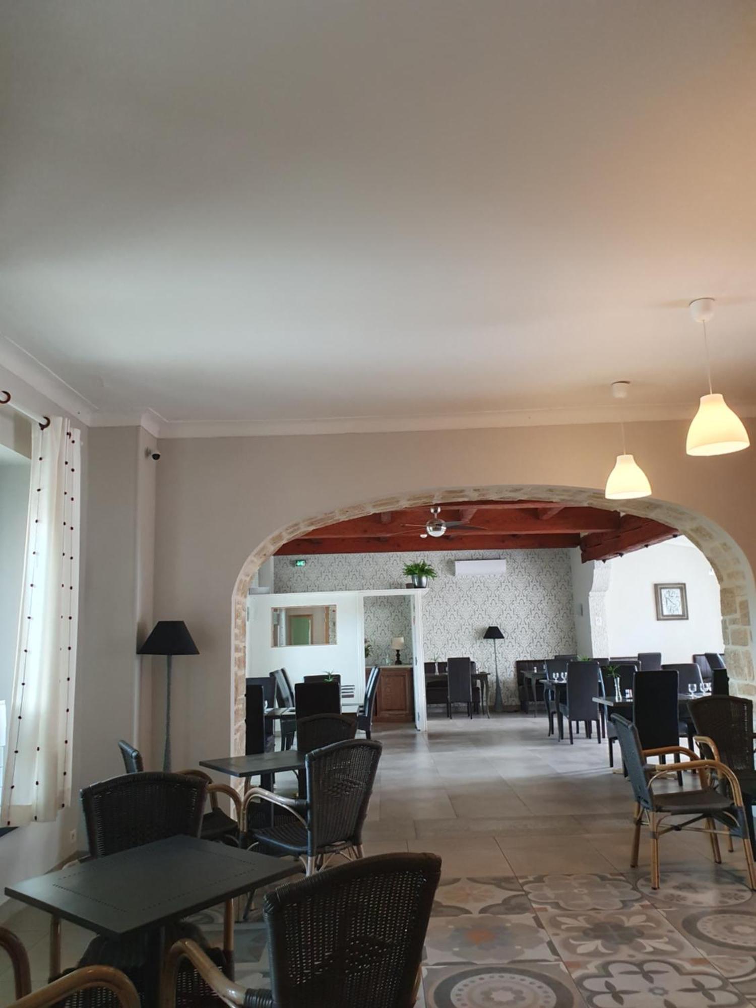 Valros Auberge De La Tour -Appartements- מראה חיצוני תמונה