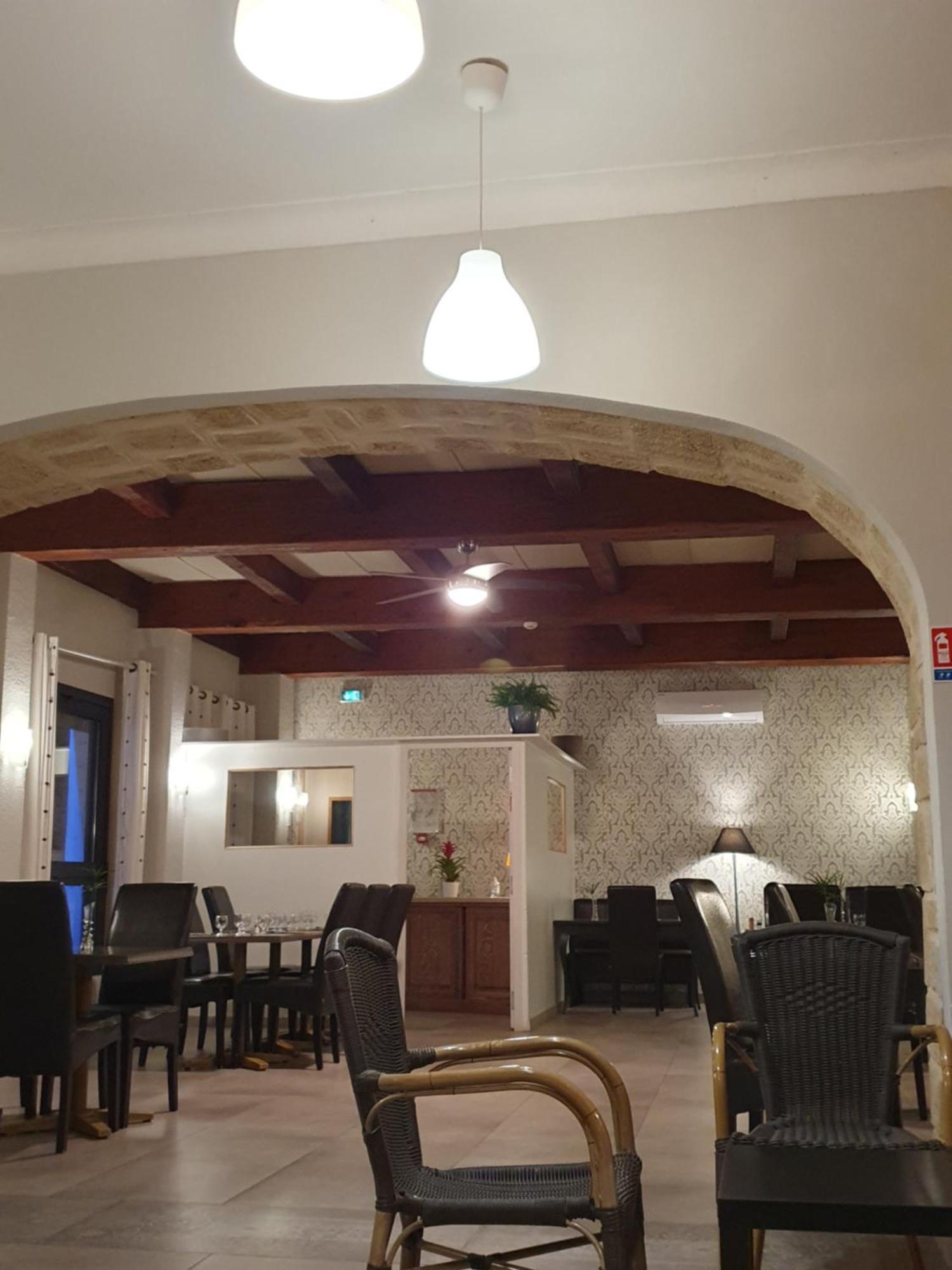 Valros Auberge De La Tour -Appartements- מראה חיצוני תמונה