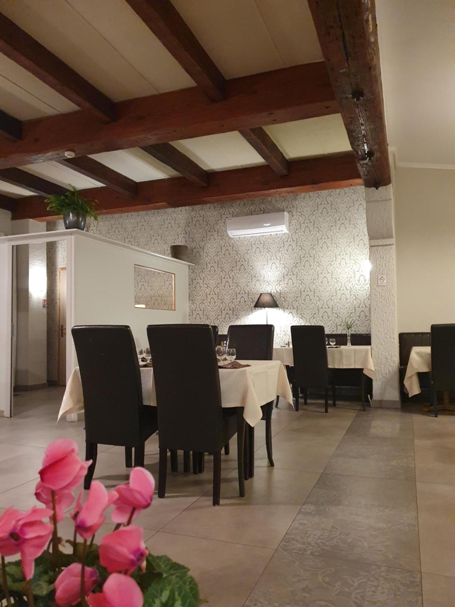 Valros Auberge De La Tour -Appartements- מראה חיצוני תמונה