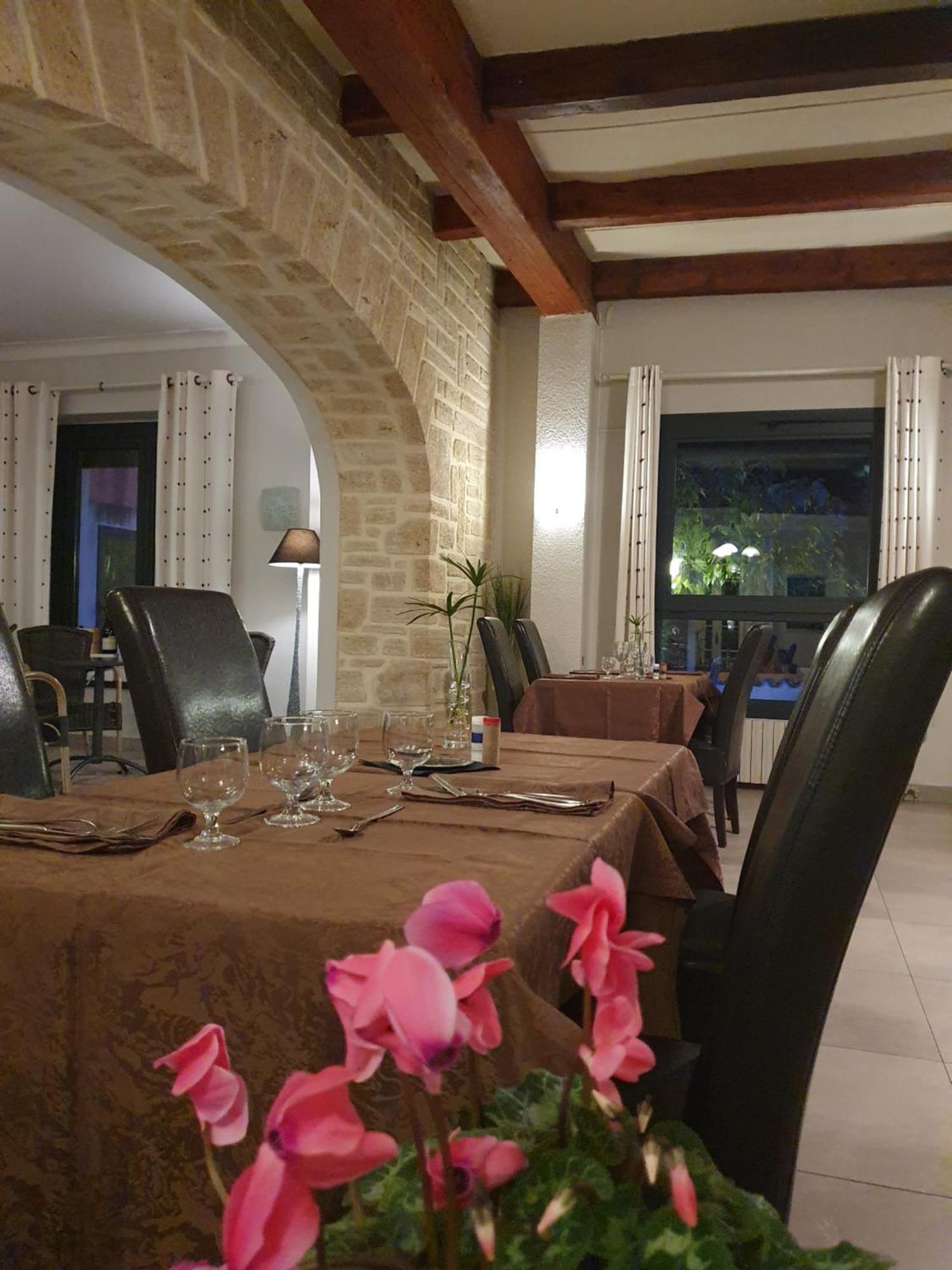 Valros Auberge De La Tour -Appartements- מראה חיצוני תמונה